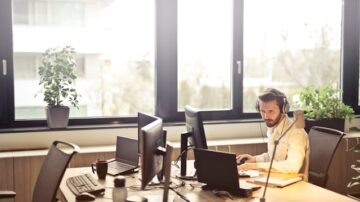 Pracownik call center – kim jest? Jak dostać tę pracę, ile można zarobić i czy to tylko tymczasowe zajęcie