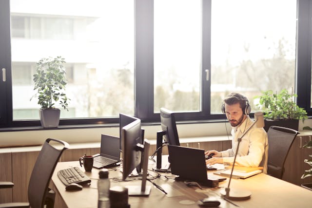 Pracownik call center – kim jest? Jak dostać tę pracę, ile można zarobić i czy to tylko tymczasowe zajęcie