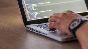 Programista – kim jest? Jak zacząć karierę i ile można zarobić?