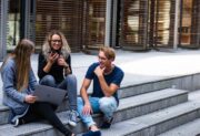 Praca dla studenta – czym jest? Jak ją znaleźć, ile można zarobić i jak połączyć z nauką?