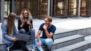 Praca dla studenta – czym jest? Jak ją znaleźć, ile można zarobić i jak połączyć z nauką?