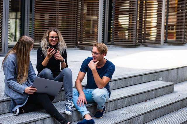 Praca dla studenta – czym jest? Jak ją znaleźć, ile można zarobić i jak połączyć z nauką?