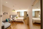 Pracownik hotelu – kim jest? Jak zdobyć doświadczenie i ile można zarobić w hotelarstwie?