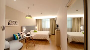 Pracownik hotelu – kim jest? Jak zdobyć doświadczenie i ile można zarobić w hotelarstwie?