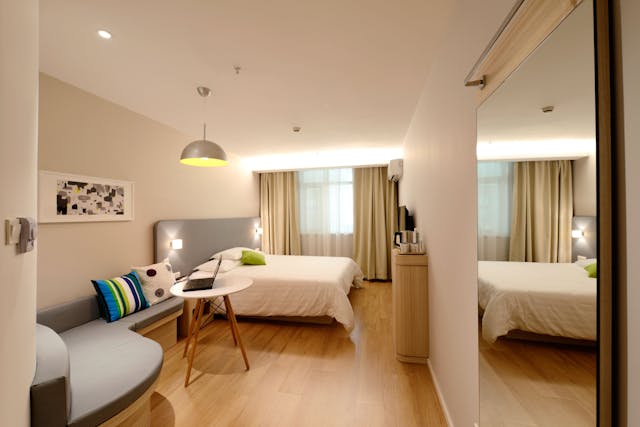 Pracownik hotelu – kim jest? Jak zdobyć doświadczenie i ile można zarobić w hotelarstwie?