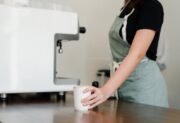 Kelnerka – kim jest? Jak zacząć pracę i ile można zarobić?