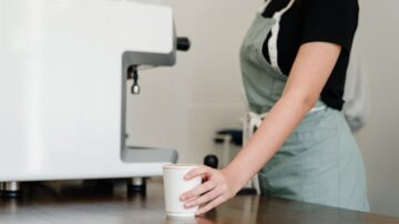 Kelnerka – kim jest? Jak zacząć pracę i ile można zarobić?