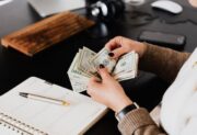 Księgowa – kim jest? Jak zdobyć ten zawód i ile można zarobić?