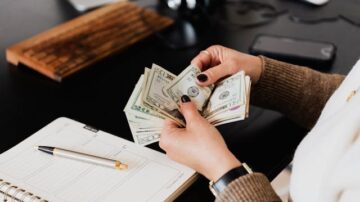 Księgowa – kim jest? Jak zdobyć ten zawód i ile można zarobić?