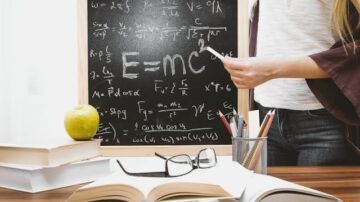 Nauczyciel – kim jest? Jak zdobyć uprawnienia i ile można zarobić?