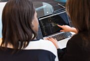 Programista – kim jest? Jak nim zostać, ile zarabia i gdzie szukać pracy?