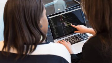 Programista – kim jest? Jak nim zostać, ile zarabia i gdzie szukać pracy?