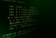 Programista JavaScript – kim jest? Jak zacząć karierę, ile można zarobić i gdzie szukać pracy?