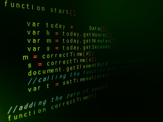Programista JavaScript – kim jest? Jak zacząć karierę, ile można zarobić i gdzie szukać pracy?