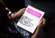 Programista Python – kim jest? Jak zacząć, gdzie pracować i ile można zarobić?