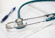 Pracownik sektora zdrowia – kim jest? Jak zdobyć zawód i ile można zarobić?