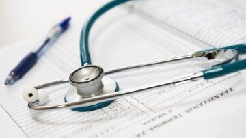 Pracownik sektora zdrowia – kim jest? Jak zdobyć zawód i ile można zarobić?