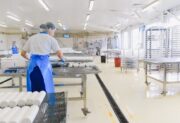 Pracownik produkcji – kim jest? Jak zdobyć pracę, jakie są zarobki i czego się spodziewać?