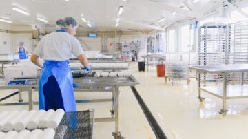 Pracownik produkcji – kim jest? Jak zdobyć pracę, jakie są zarobki i czego się spodziewać?