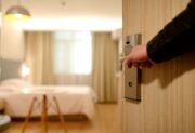 Recepcjonista hotelowy – kim jest? Jak zdobyć zawód i ile można zarobić?