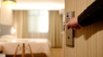 Recepcjonista hotelowy – kim jest? Jak zdobyć zawód i ile można zarobić?