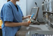 Technik farmaceutyczny – kim jest? Jak nim zostać i ile można zarobić?