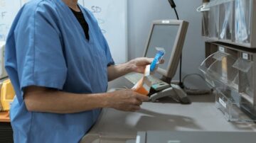 Technik farmaceutyczny – kim jest? Jak nim zostać i ile można zarobić?
