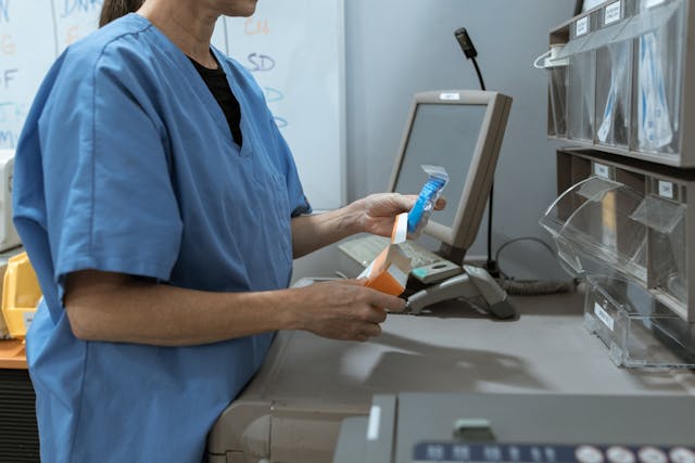 Technik farmaceutyczny – kim jest? Jak nim zostać i ile można zarobić?