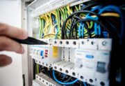 Technik – kim jest? Jak zdobyć zawód, gdzie pracować i ile można zarobić?