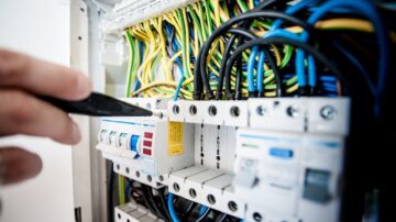 Technik – kim jest? Jak zdobyć zawód, gdzie pracować i ile można zarobić?