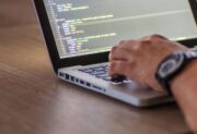 Tester oprogramowania – kim jest? Jak nim zostać i ile można zarobić?