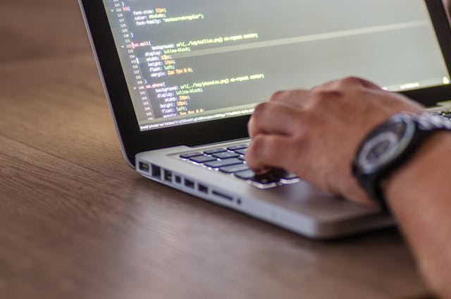 Tester oprogramowania – kim jest? Jak nim zostać i ile można zarobić?