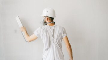 Tynkarz – kim jest? Jak zdobyć zawód i ile można zarobić?