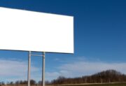 Zwolnienia w Eko-Okna: milioner inwestuje w wartości pro-life na billboardach, a pracownicy tracą stabilność