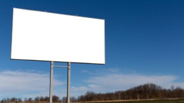 Zwolnienia w Eko-Okna: milioner inwestuje w wartości pro-life na billboardach, a pracownicy tracą stabilność