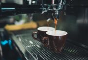 Polacy szturmują Biedronkę po kawę. Kilogram kosztuje mniej niż 60 zł