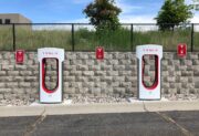 Chińskie BYD wyprzedza Teslę. Musk zlekceważył, teraz musi uznać porażkę