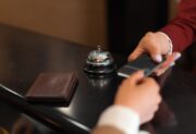 BLIK z limitem 200 zł w bankomatach Euronetu. Decyzja budzi kontrowersje