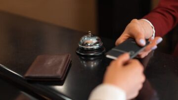 BLIK z limitem 200 zł w bankomatach Euronetu. Decyzja budzi kontrowersje