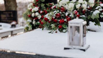 Zasiłek pogrzebowy 2026. Ile wynosi i kto może go dostać?