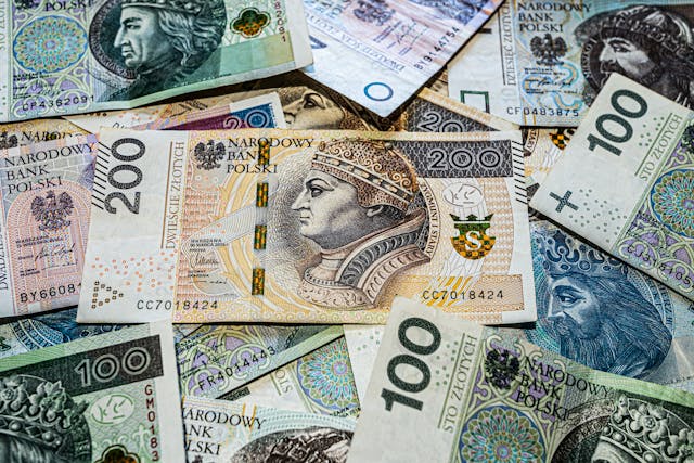 Kwiecień ostudził handel, choć portfele nie zamilkły całkowicie