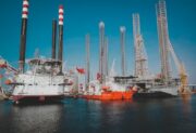 OPEC+ podnosi limity wydobycia, lecz rynek ropy patrzy przede wszystkim na Ormuz