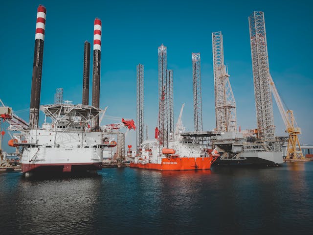 OPEC+ podnosi limity wydobycia, lecz rynek ropy patrzy przede wszystkim na Ormuz