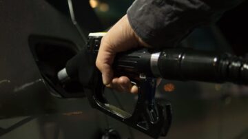 Paliwo tanieje przed wtorkiem. Kierowcy zobaczą niższe limity na stacjach